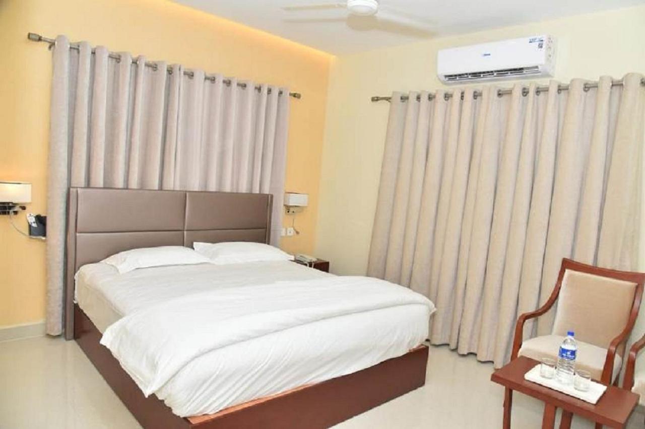 Ganesh Meridian Tiruppattur Extérieur photo